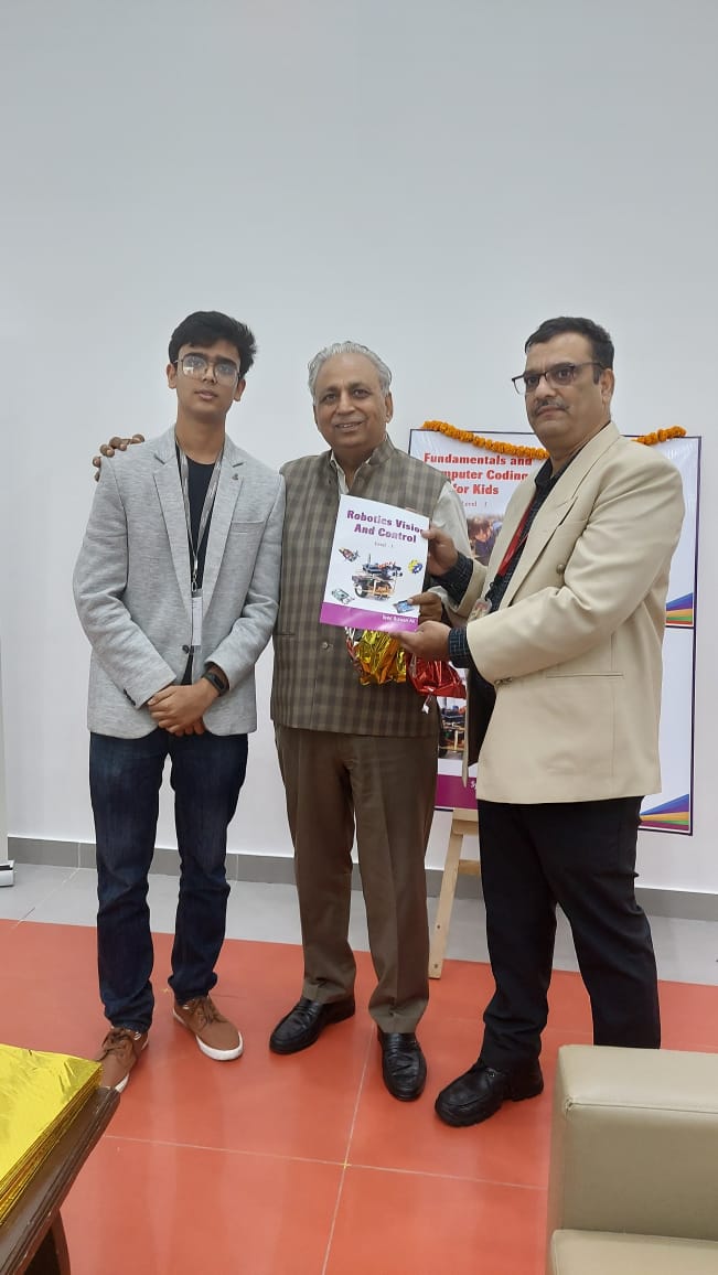 This pic from my recent visit to @tech_mahindra Nagpur is special.

TechMighty Rizwan had to drop out of college but didn't let that drop his passion for tech & education

He has written 4 books on tech for school kids & I was proud to launch his latest. More power to you Rizwan!