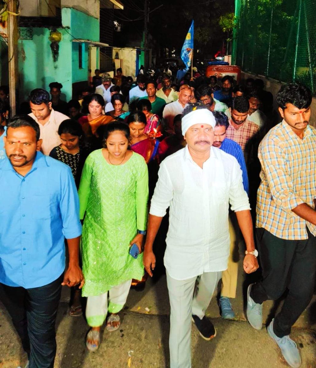 DspKarimnagar's tweet photo. డా.విశారదన్ మహారాజ్ 10,000 కిలోమీటర్ల స్వరాజ్య పాదయాత్రలో భాగంగా...405 వ రోజు (23.04.2023)న  #హైదరాబాద్ జిల్లా,కాచిగూడ,మండలం హిమాయత్ నగర్,కృష్ణానగర్ లో #BC_SC_ST ప్రజలు స్వరాజ్య  పాదయాత్ర కు ఆహ్వానం పలికి #DSP_జెండా ఆవిష్కరణ చేసి అనంతరం ఆహ్వాన సభ ను నిర్వహించడం జరిగింది. https://t.co/u1UpkiIw07
