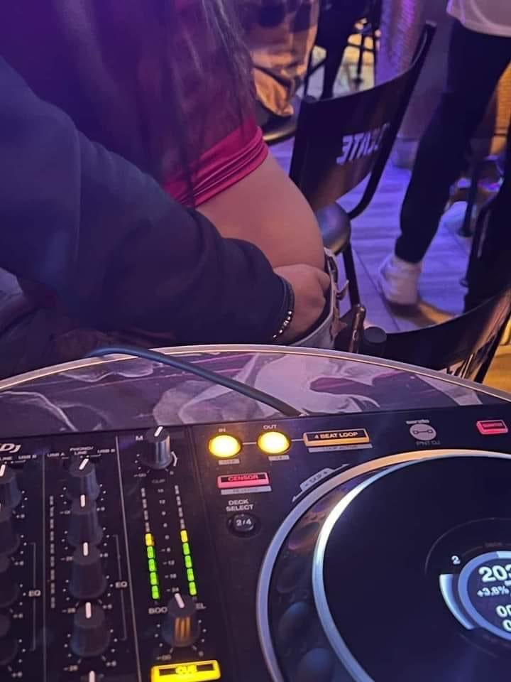 Treyhouset's tweet photo. Lo que nos toca ver a los DJ’s 😬🤐😶🙂 #djs #djlife #djset #DjSecret https://t.co/CNpbeHveMq