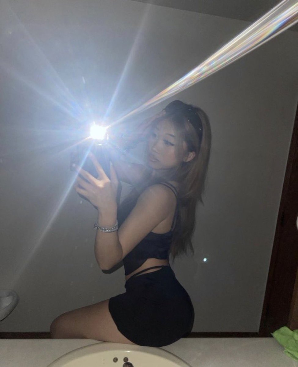 mistresszio's tweet photo. white boys are the best, so if you’re a white boy get to sending 🥰 https://t.co/a5c3dK275b