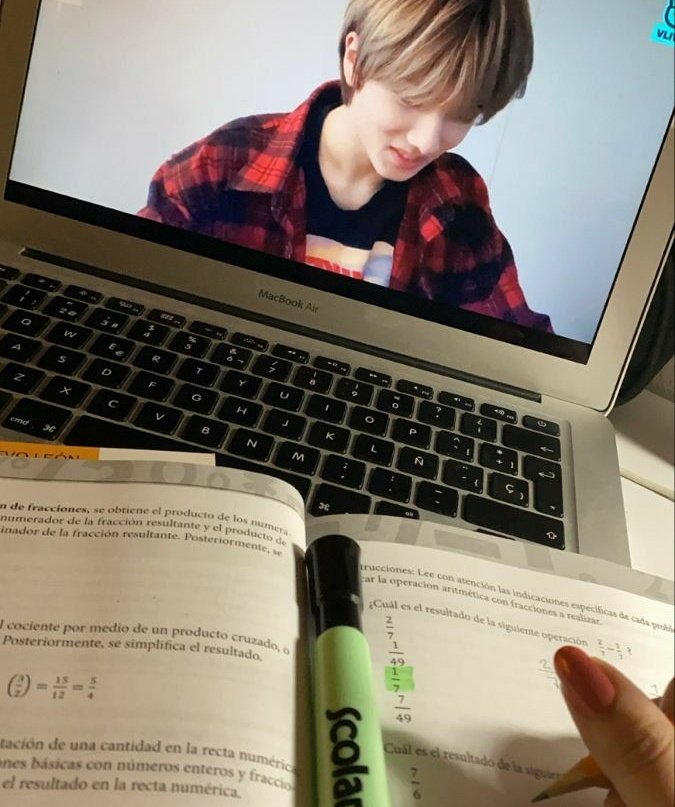 jwihamjwi's tweet photo. Hihi #studytwt so i'm l👀king 4 more study buddies><!
About me💌
⁺Call me Aura
⁺Infp🌷
⁺second year of shs
⁺English>>>
⁺Music 24/7🎧(1D,Westlife,Queen,Taylor swift,and ofc uri dreamies🫶🏻)
⁺Park Jisung's fangirl🤟🏻
⁺Cita2ku pengen kerja di perusahaan asing!

Help ↻/♡ tq! https://t.co/ytFonCNTv3