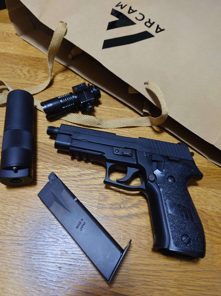 「コッキングは腕前が凄い人の銃だと思ってるしかもスパス12はストックが高いエアコキ」|うおぬまゆうのイラスト