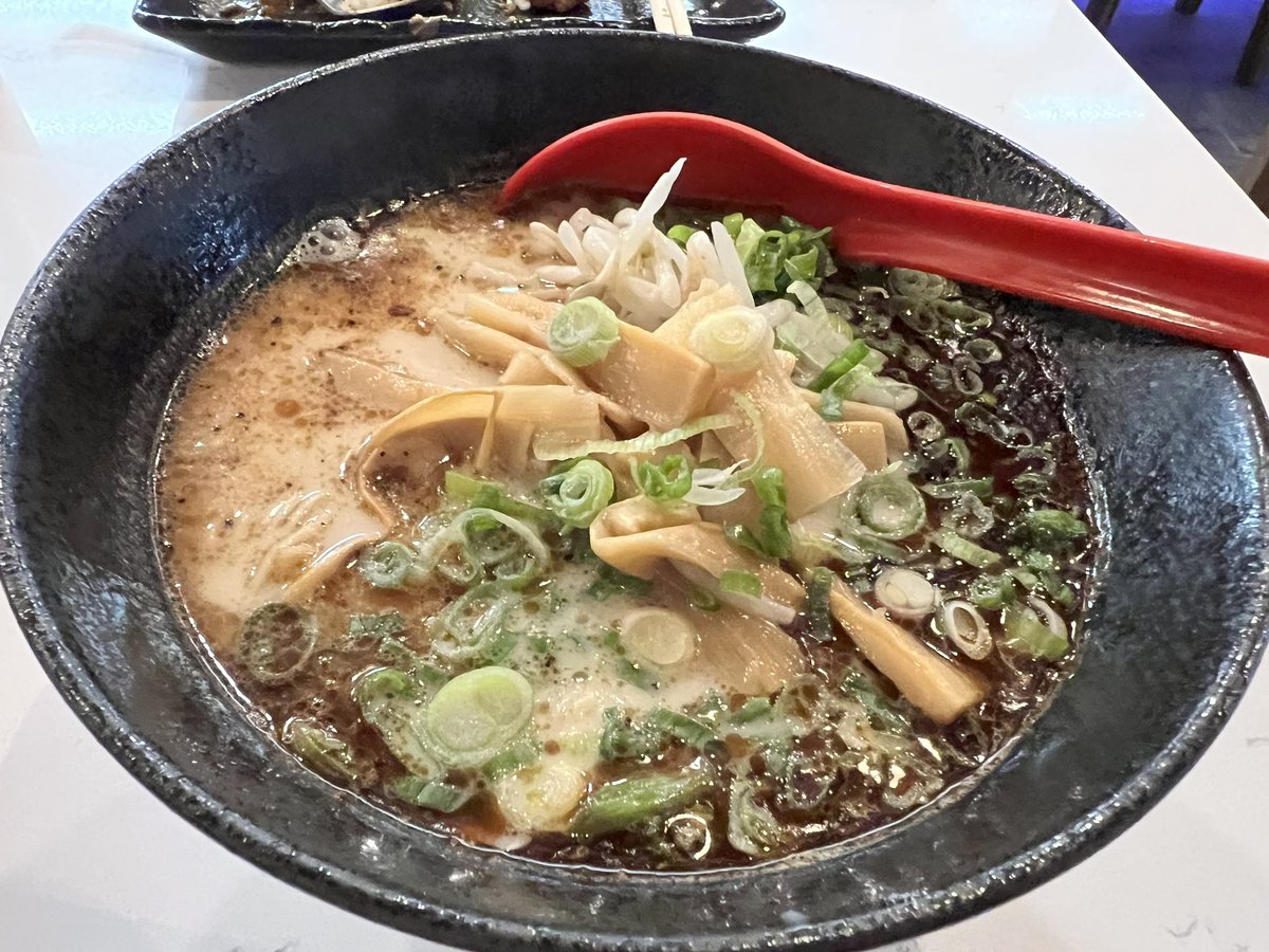 MBenzJ's tweet photo. Very cozy family Japanese Ramen. Open kitchen style with very authentic rice curry. Ramen is superb with pork belly, egg and bamboo in garlic broth. Great services with quick turnaround due to limited seats. Highly recommend for ramen lovers 😝 #ramenizakayaakira https://t.co/6JFYc6np0J