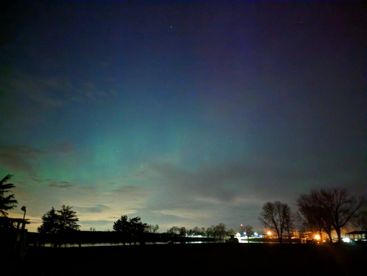 BluekandyWX's tweet photo. Aurora shots from Cannon Falls, MN from my partner and I :) https://t.co/WBVufFG81f