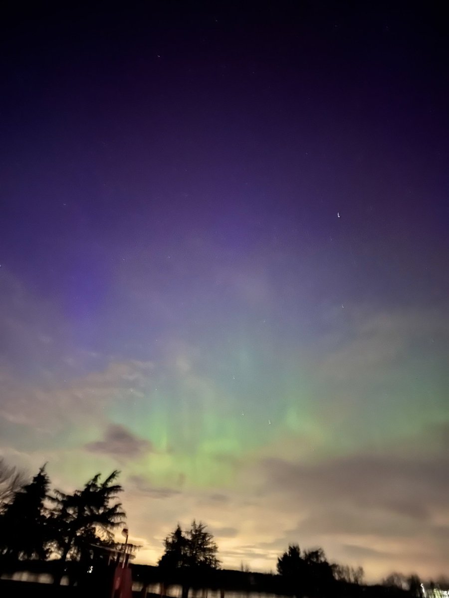 BluekandyWX's tweet photo. Aurora shots from Cannon Falls, MN from my partner and I :) https://t.co/WBVufFG81f
