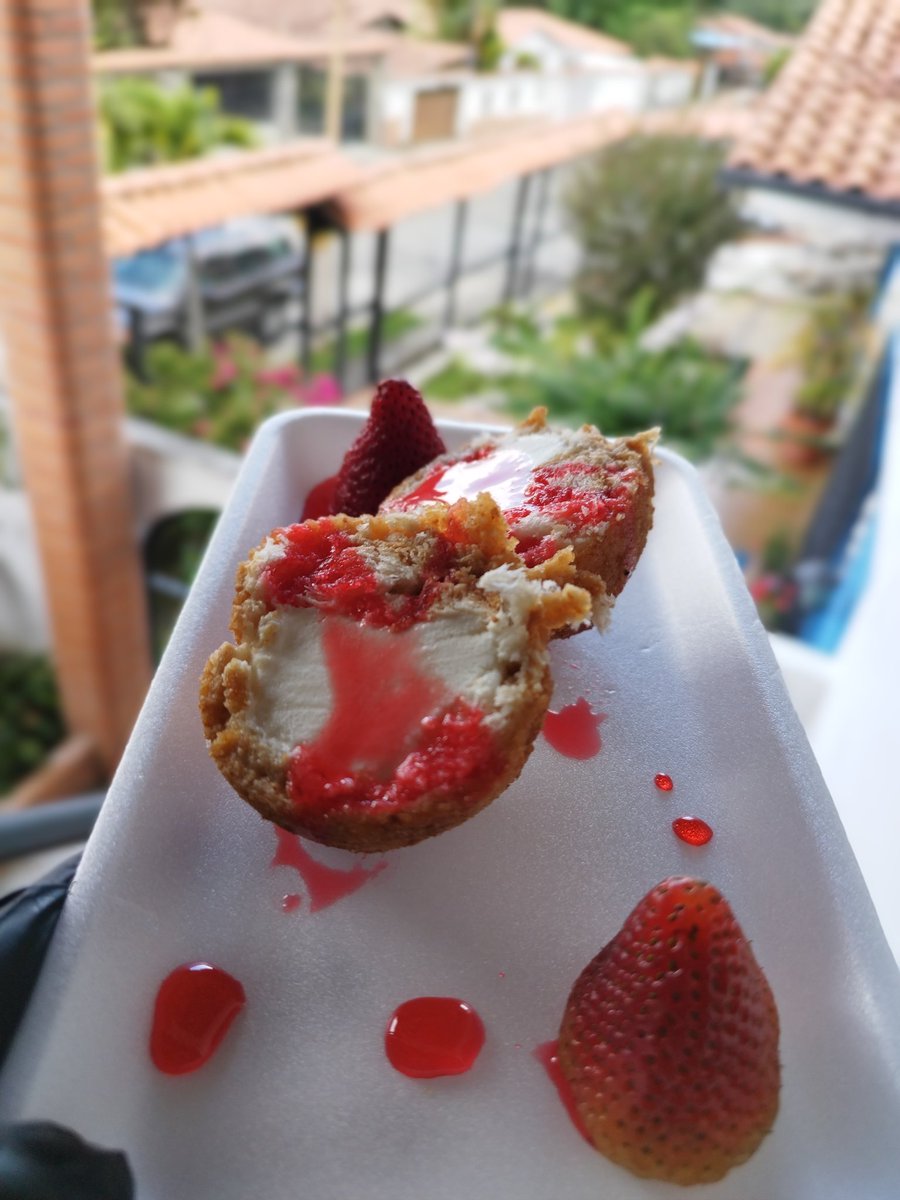 yars27's tweet photo. Terminamos nuestra práctica con un buen postre #heladofrito #isushi #larutadelsabor #yars27 https://t.co/DqYcGTCQwX