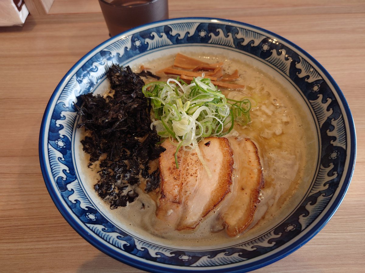 toramaru09jpG's tweet photo. 麺や 貴一（たかいち）
・背脂煮干中華
カウンター7席にテーブル2席とかなり広々とした小綺麗な店内で好印象。
濃いのが食べたかったが、背脂煮干中華は煮干中華に背脂があるだけでカロリー増やしただけでした。
次は濃厚にしよう。
0円の刻み玉ねぎは絶対入れろ!
#貴一 #煮干中華 https://t.co/ryOkmhWDnv