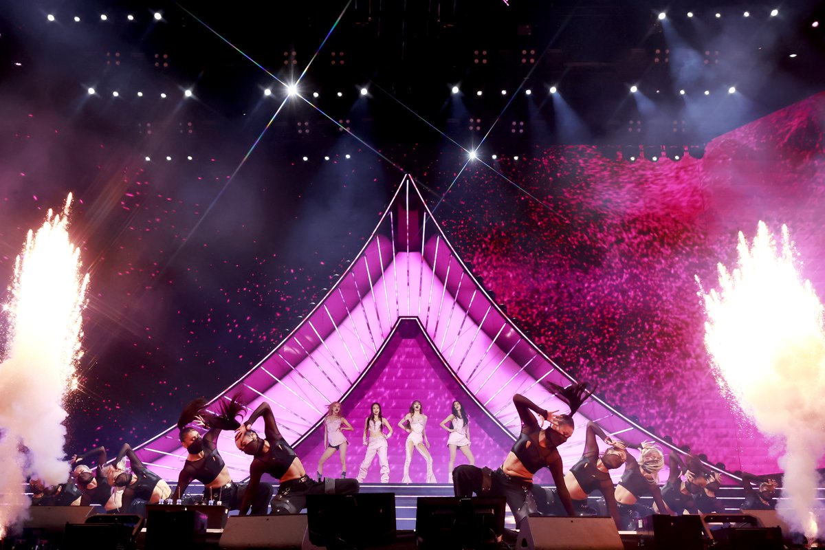 MTVUK's tweet photo. Could not be prouder of my girls for lighting up the sky at Coachella 🖤💗 YOU MADE US BLINKS PROUD 🥹 #BLACKPINKxCoachella #blackpink #BLACKPINKINYOURAREA #mtvmusic https://t.co/bVtuOUIjT4