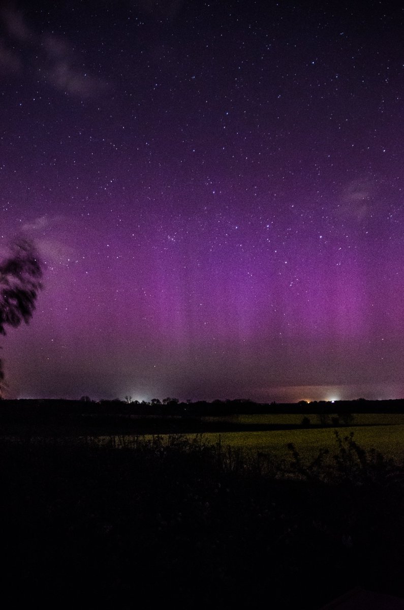 Aurores Boréales au nord de #Caen dans la nuit de dimanche à lundi vers 00h30 #northernlights #auroresboreales #France #Normandie #Calvados #Ouistreham #SaintAubindArquenay