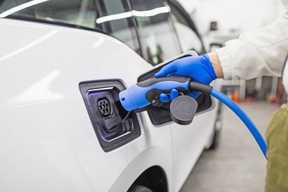 GTAI_de's tweet photo. #China: Jeder vierte Neuwagen fuhr 2022 im weltgrößten #Automobil-Markt elektrisch und jedes zweite Modell war eine chinesische Marke. Können deutsche Hersteller in China noch aufholen? 
#ElectricVehicles 
https://t.co/FLXxXc5skh https://t.co/sQUO7i9XhJ