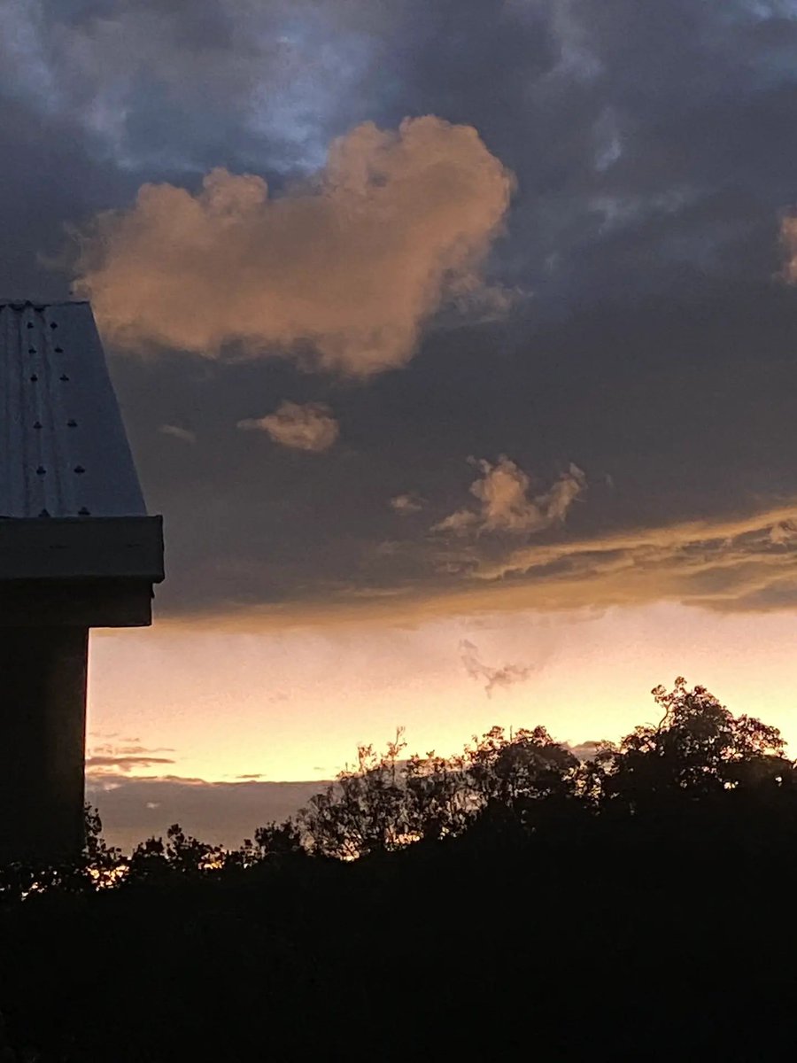 My home can take pictures of the sky like a fairy tale, and the clouds are in the shape of ❤️love you