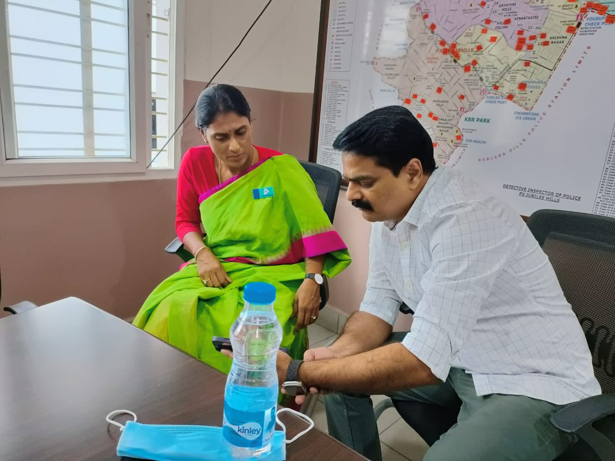 teamyssharmila_'s tweet photo. *జూబ్లీహిల్స్ పోలీస్ స్టేషన్ లో వైఎస్ షర్మిల గారినీ పరామర్శించిన బ్రదర్ అనిల్ కుమార్ గారు* https://t.co/3pcPm8Kcs5