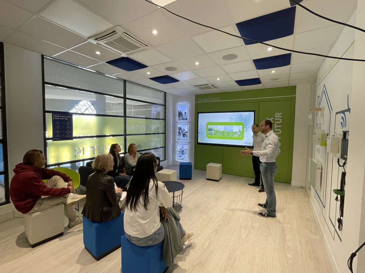 EnedisRegionSud's tweet photo. Rencontre avec les femmes du réseau "Les Elles à l’Unisson" 👩 pour découvrir les missions d'@enedis et la féminisation de nos métiers techniques⚡️

L'occasion d'échanger autour des #Smartgrids, de la #MobilitéElectrique, des #EnR et du fonctionnement des réseaux du futur🌱🔌 https://t.co/GGhOkI3iIf