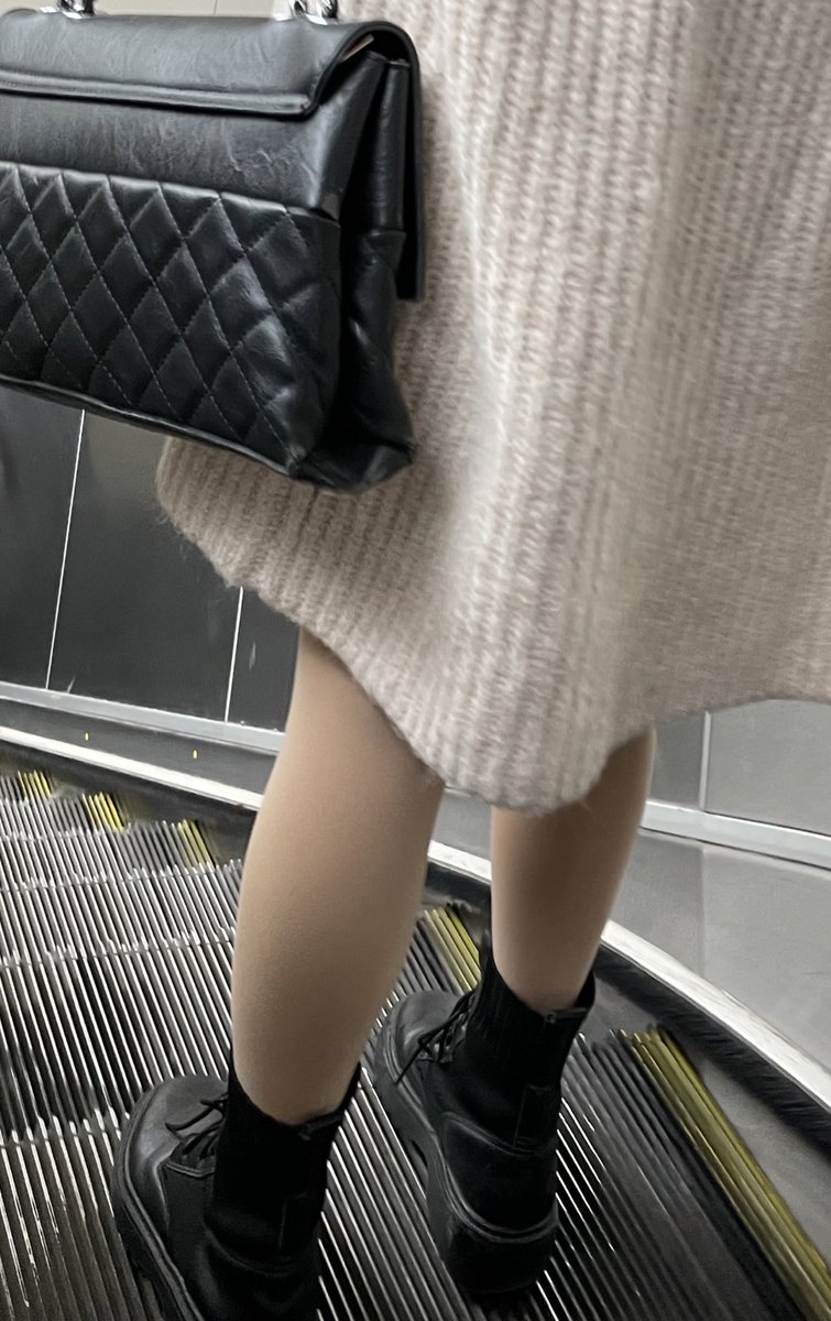 llllfootllll's tweet photo. #美腿 #光腿神器 #丝袜 #紧身裤 #包臀裙 https://t.co/D7hGUaHVll