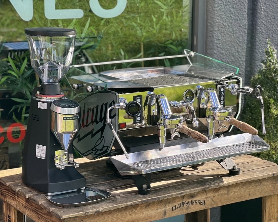 CMWMelbourne's tweet photo. Two iconic brands in one package 👑 🤌🏼

Kees Van Der Western Mirage Duette 2 Group and Mazzer Super Jolly V Electronic Grinder

@kvdwespressonisticworks
@mazzeroffical
 
#coffee #cafelatte #coffeeart #coffeegram #coffeelife #coffeemachine #cafe #restaurant #bar #barista #barist https://t.co/xdXyTazLpc