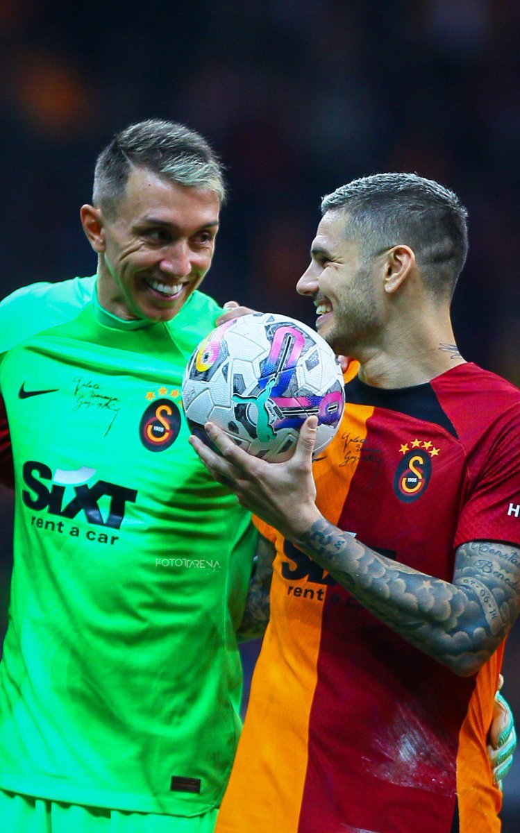 Muslera kötüymüş
İcardi laubaliymis 
Hadi ya ,geçin bunlari 
Eleştiri de bir yere kadar .
İcardi 
Muslera 
#LiderGalatasaray❤️💛