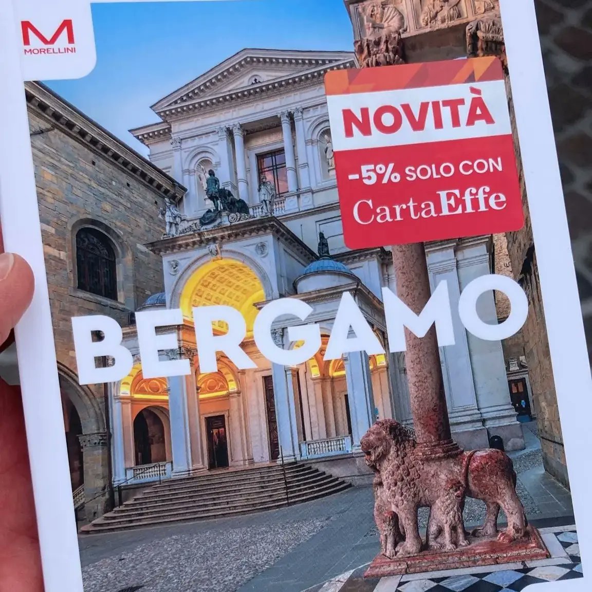 TOSCAROSSI's tweet photo. 🍾 INVITO 📩 - Gentili tutti vi aspetto questa sera 24 aprile ore 21.00 🌝 alla FIERA DEI LIBRAI DI BERGAMO 📚 allestita sul Sentierone per la presentazione della AUDIOGUIDA BERGAMO BRESCIA 🤳🤳🤳. Negli stand trovate anche la guida tascabile BERGAMO scritta per FELTRINELLI. https://t.co/DTUdtszrQ6