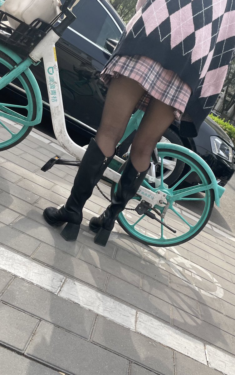 llllfootllll's tweet photo. #黑丝 #美腿 #短裙 #丝袜 https://t.co/kqntzlPv88