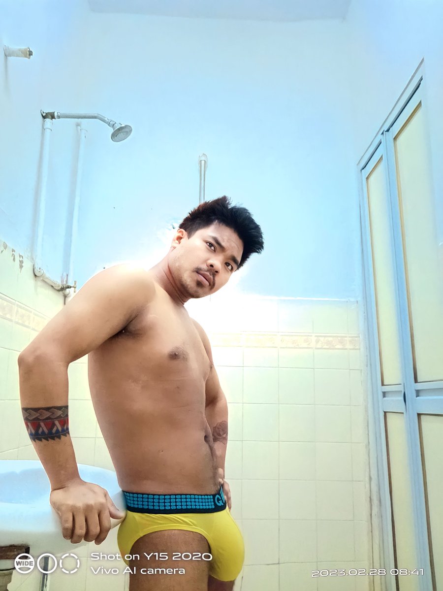 မင္းတိုေမ့ေနၾကပီလား  ရခိုင္ေလးကို။
နည္းနည္းခ်စ္ေပးပါလား  ငွက္ေပ်ာ့သီးေကြၽးမလို႔။