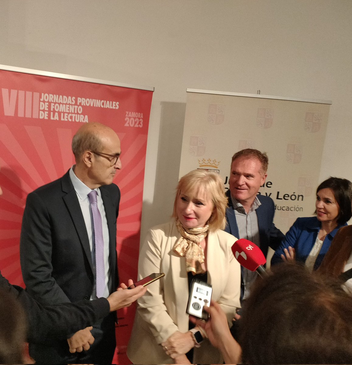 #zamoralee Inauguración oficial a cargo de la Delegada Territorial de la <a href="/jcyl/">Junta de Castilla y León</a> en Zamora de la exposición "Mucho más que Libros", organizada por la Dirección Provincial <a href="/educacyl/">Educación JCyL</a> de Zamora gracias al trabajo y compromiso de los centros de la provincia <a href="/cfiebenavente/">cfiebenavente</a> <a href="/Hoy_Libro/">¡Hoy Libro!</a>