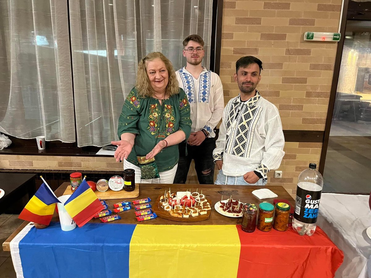 together4for's tweet photo. [Day3]-#peacbuilding
According to the #tradition, we organized the "intercultural night" with nice %presentation of local foods and traditions of Bulgaria, Romania, #Turkey, #Spain, #Cyprus, #Greece, #Italy...
#Lovely night, happy people!!
Under @RCERomania https://t.co/x3LWj8dA7K