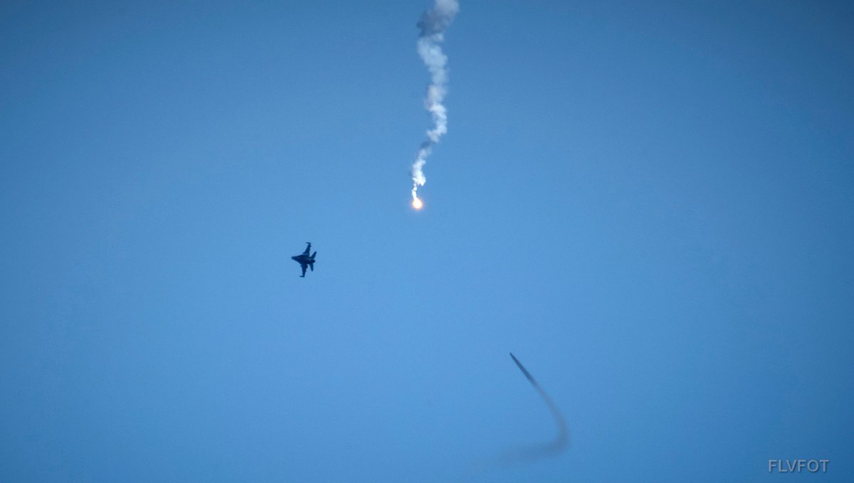 NATO_AIRCOM's tweet photo. 🇩🇰 have been training their F-16s in engaging adversary aircraft with heat-seeking Sidewinder missiles above the Baltic Sea

C-130 Hercules dispensed flares on a parachute to simulate heat-sources like fighter jets &amp; F-16s engage the flares

#StrongerTogether #NATO https://t.co/s8JDGyJRpG