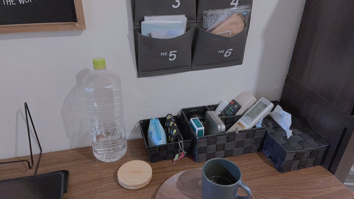 なんかこんな感じの乱雑にモノ置いてるスペースがクッソイライラして気に入らんから3枚目みたいなチェスト買いたいやつ 