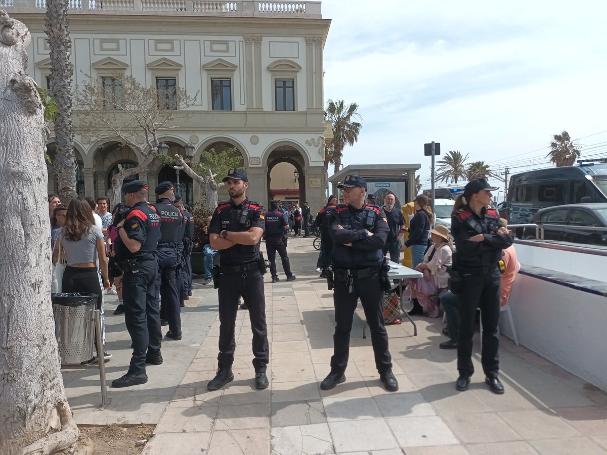 CDR_VdM's tweet photo. @voxvilassarmar @RobertoCrespoB1 @viveyprogresa Apropar-se, apropar-se no van poder gaire. 🤣🤣 Així vau estar tot el matí. https://t.co/Io928jQ7kK