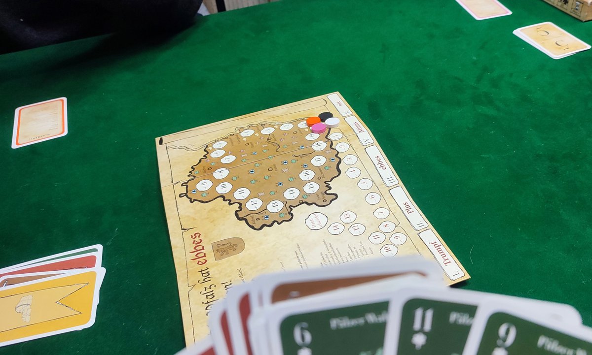 Keiagames's tweet photo. #ebbes

ラウンドごとに達成目標やトランプなんかのルールに変更の入っていくトリテ
この手のトリテの先駆けのうちの1本なのかな？
もちろん運に振り回されるんだけど、堅実な作りでしっかり楽しい

昔フリーで対戦ツールがあって遊んだ記憶があるんだけど今思えばライセンス怪しい https://t.co/vuqE7LWjhE
