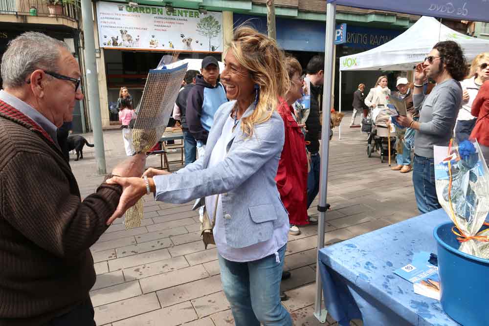 El grup municipal del <a href="/gava_pp/">PPGavà</a>
va voler sumar-se, aquest diumenge a la Diada de Sant Jordi i com es tradició varen muntar una carpa a l’espai destinat als partits polítics, a la Rambla de #Gavà des d’on van repartir roses a la ciutadania elbruguersdigital.cat/el-pp-de-gava-…