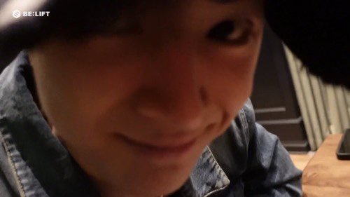 มีแต่คนบอกว่าเจย์หน้าดุ แต่เจย์จริงๆขี้กลัวสุดในวง🥲 ตอนไอแลนก้กลัวถึงชวนเจคซองฮุนไปอาบน้ำด้วย ตอนน้องเจคไม่อยู่เจย์ชอบเปิดประตูห้องนอน ตอนมีแมลงสาบที่เตียงเจย์ ร้องดังลั่นห้องแล้วก้ปีนขึ้นไปนอนที่เตียงซองฮุน มาวันนี้จองวอนบอกเจย์มาขอนอนด้วยกลัวไม่ชอบนอนห้องเดี่ยว ชั้นเอ้นดูน้อง