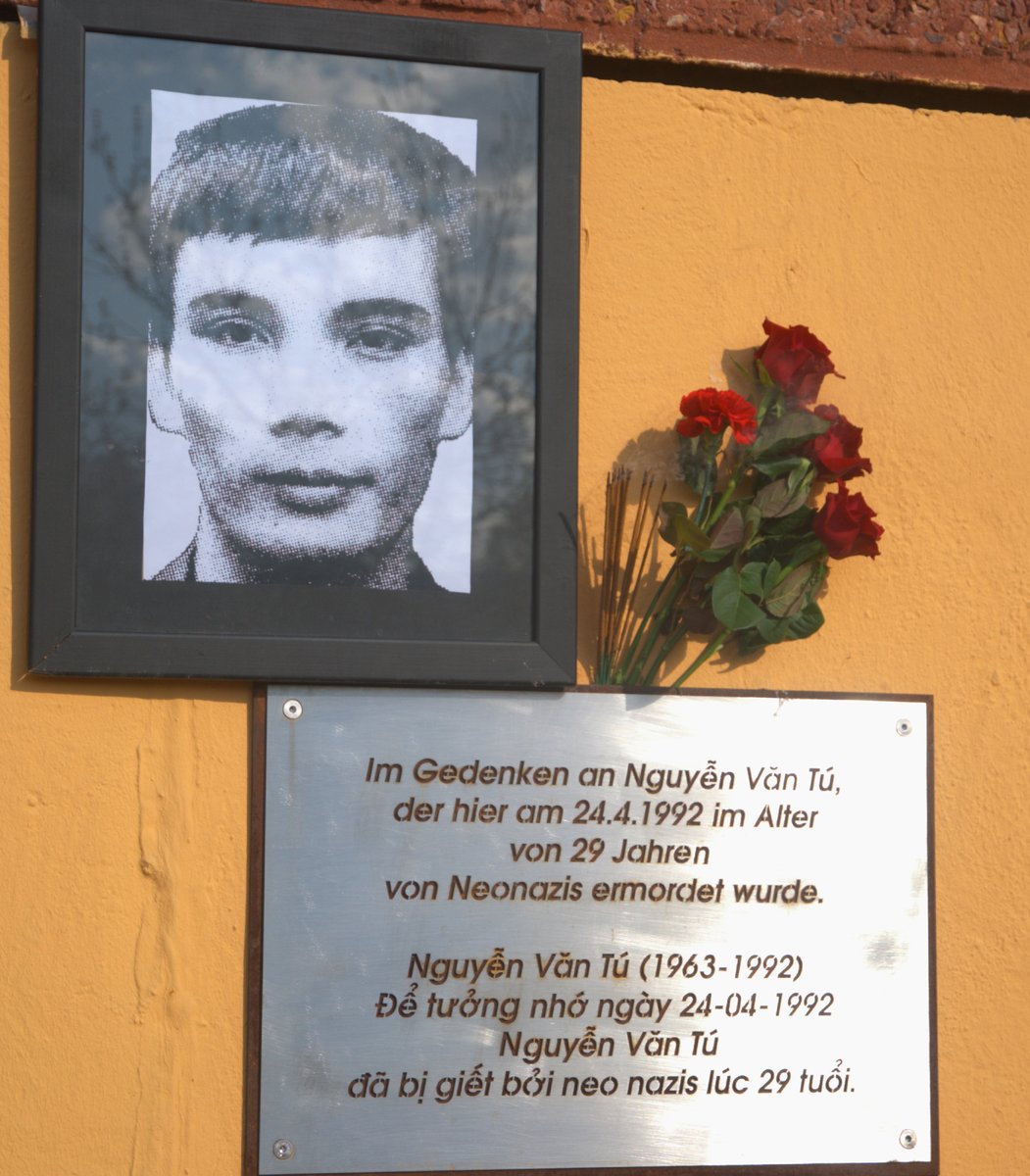 Heute #Gedenken wir #NguyễnVănTú, der vor 31. Jahren in #Berlin-#Marzahn von einem #Faschisten erstochen wurde.

Zum Todestag gab es ein stilles Gedenken.

#NiemandistVergessen #KeinVergeben #KeinVergessen #SayTheirNames #RassismusTötet 

berlin.niemandistvergessen.net/1224/nguyen-va…