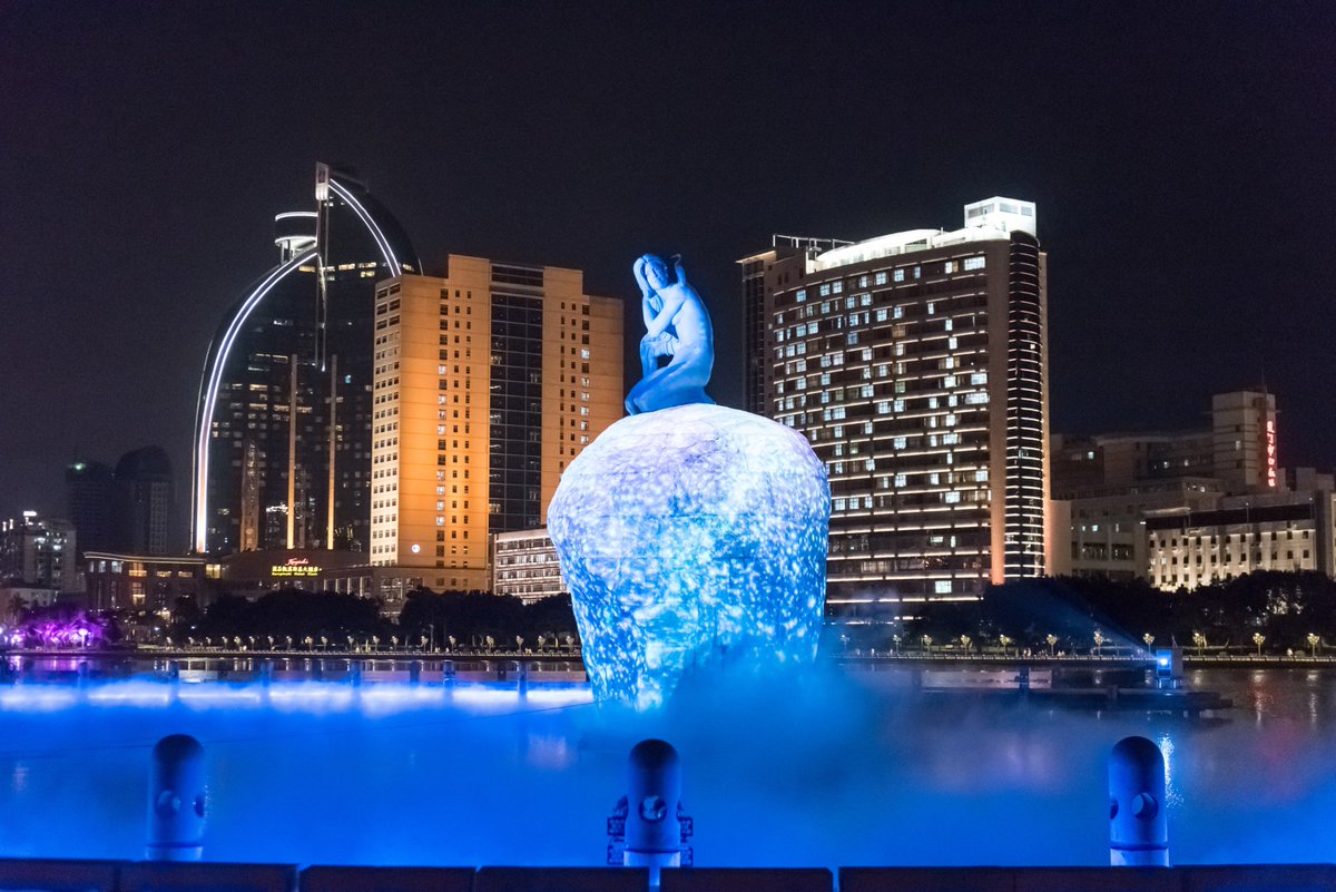 VisitXiamen's tweet photo. With an egret perched on her shoulder, the elegant Goddess of the Egret sits gently on a boulder, reflecting Xiamen's graceful yet dynamic urban vibe. At night, with the changing #WaveLight, she seems to be clad in extravagant gowns.
#VisitXiamen
📍Bailuzhou Park
📷Wu Wei https://t.co/anVmYhcJ9o