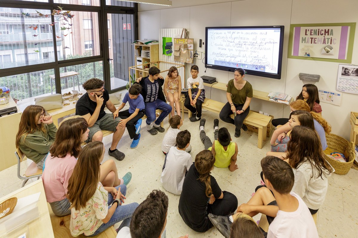 educaciocat's tweet photo. ACTIVITAT| Els alumnes del programa #AquiProuBullying i @xiulaoficial construiran una cançó de com ens posicionem davant de l’assetjament escolar, la violència, i el respecte.

👉🏻El 2|05 podeu seguir-la en directe des de tots els centres.   

ℹ️ https://t.co/9CuLGcO7LY https://t.co/ZyKWrLC2jn