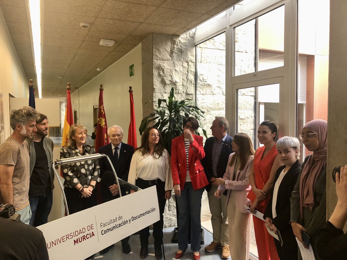 leonardagj's tweet photo. En la inauguración del rincón alumni, Alumnos/as ilustres e inspiradores/as de la @fcdmurcia. son auténtico #orgulloumu #orgulloFCD @NadZiani @cdelamor_ @ElenaRomro #noelialopez #estherpina #guillermorubio #juliangarnes #aureliosoto 👏🏻👏🏻@UMU https://t.co/gS49DUdyY7