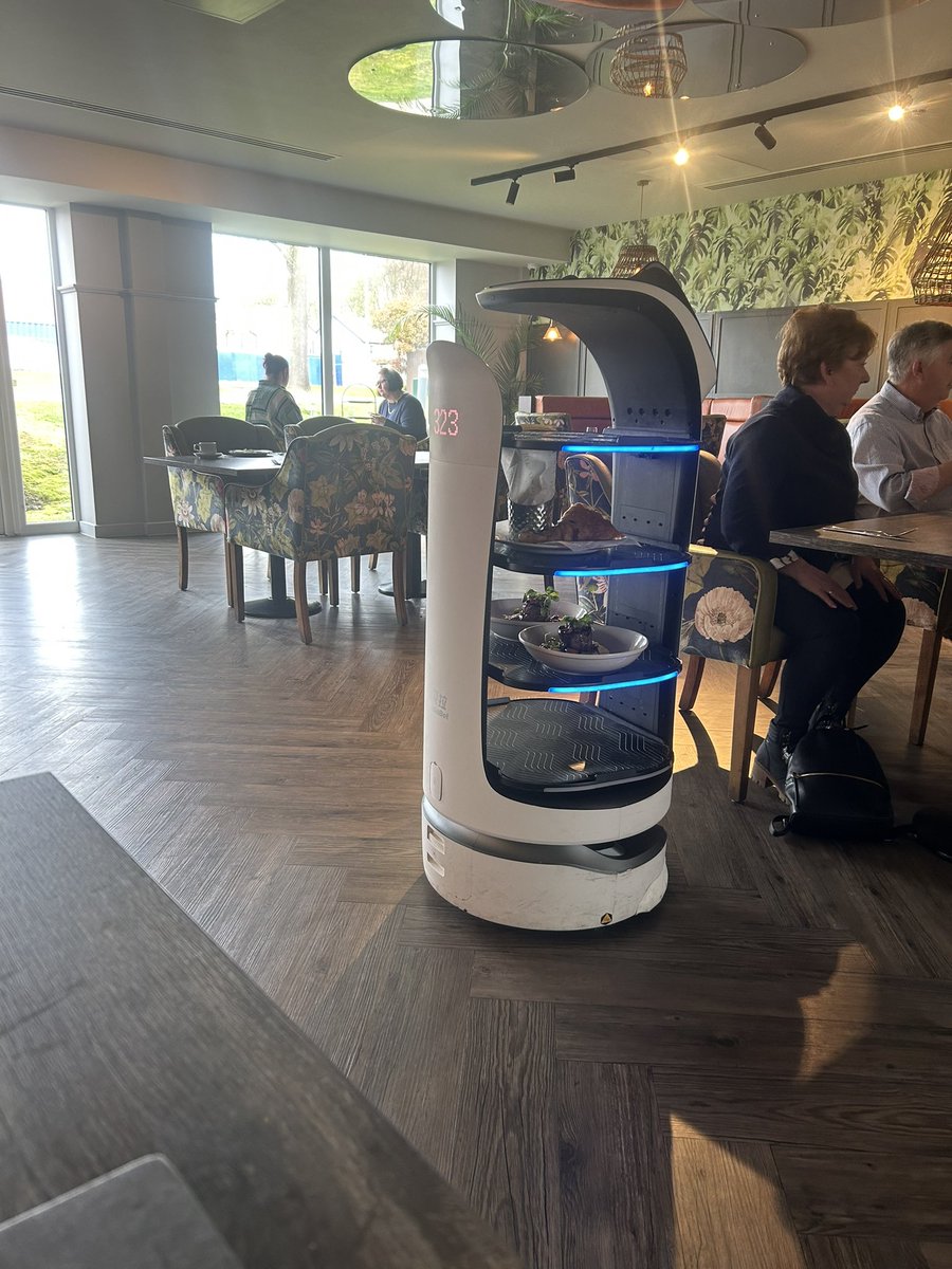 leehumphries44's tweet photo. So when did robot waiters actually become a thing! 😳 https://t.co/JWMHqFtpql