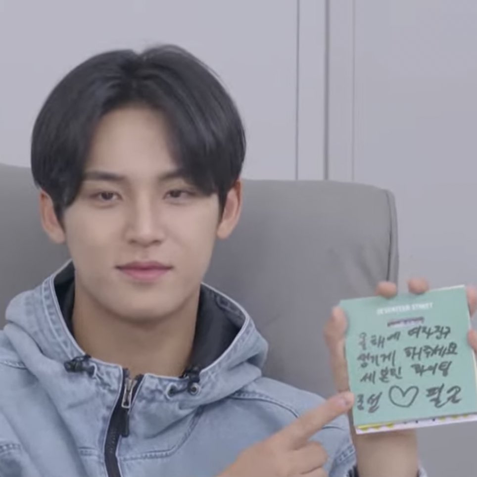 a carat wrote: 

please let me have a girlfriend this year, seventeen fighting, loyalty♡win at all costs

😂