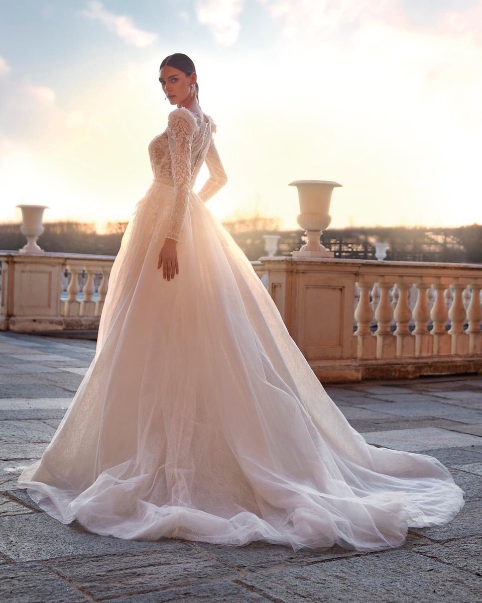 Xiaothao_Hong's tweet photo. This spectacular #PronoviasPrivee mermaid wedding dress is bathed in intricate floral embroidery lace placements throughout the entire gown with gathered shoulders and a detachable princess overskirt. 🌷🌷🌷https://t.co/kp2Yw6mq22 https://t.co/5eWYOZekCK