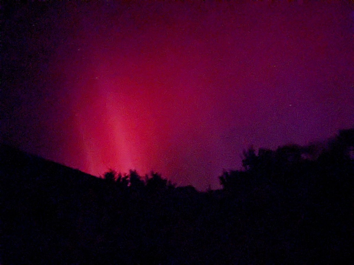 kitesurferpeter's tweet photo. Southern Aurora last night at Walkerville   

I woke up at 4am and saw white lights in the sky, like moving curtains  On the east there was this  red glow. 

The first time I have seen the Aurora Australis!

Very lucky and very happy.

#walkerville
#aurora 
#southernlights https://t.co/YOHt1zQ0RQ
