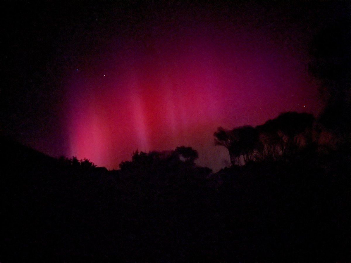 kitesurferpeter's tweet photo. Southern Aurora last night at Walkerville   

I woke up at 4am and saw white lights in the sky, like moving curtains  On the east there was this  red glow. 

The first time I have seen the Aurora Australis!

Very lucky and very happy.

#walkerville
#aurora 
#southernlights https://t.co/YOHt1zQ0RQ