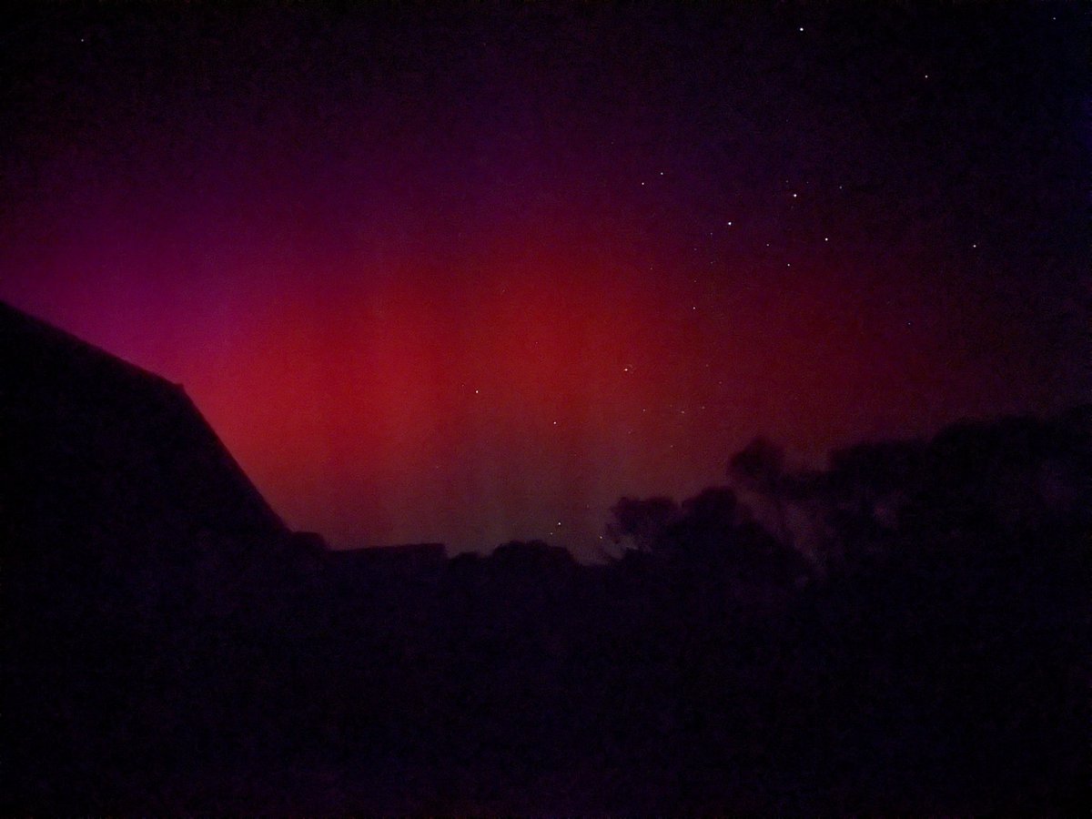 kitesurferpeter's tweet photo. Southern Aurora last night at Walkerville   

I woke up at 4am and saw white lights in the sky, like moving curtains  On the east there was this  red glow. 

The first time I have seen the Aurora Australis!

Very lucky and very happy.

#walkerville
#aurora 
#southernlights https://t.co/YOHt1zQ0RQ
