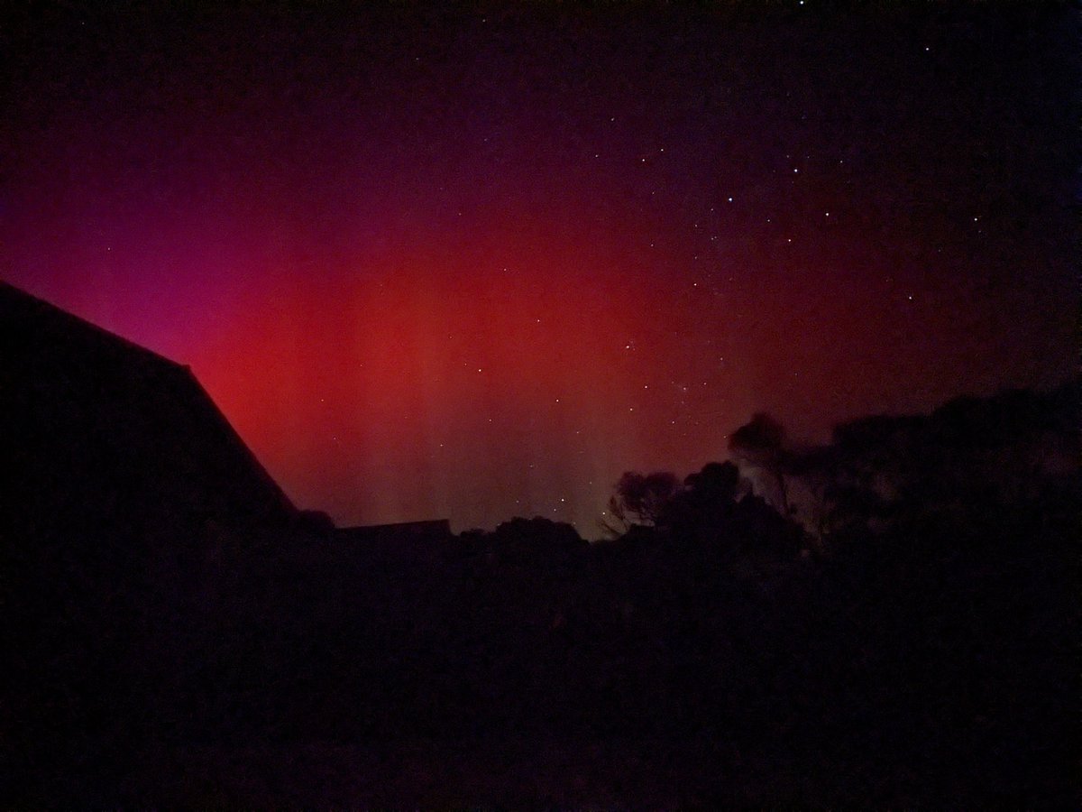 kitesurferpeter's tweet photo. Southern Aurora last night at Walkerville   

I woke up at 4am and saw white lights in the sky, like moving curtains  On the east there was this  red glow. 

The first time I have seen the Aurora Australis!

Very lucky and very happy.

#walkerville
#aurora 
#southernlights https://t.co/YOHt1zQ0RQ
