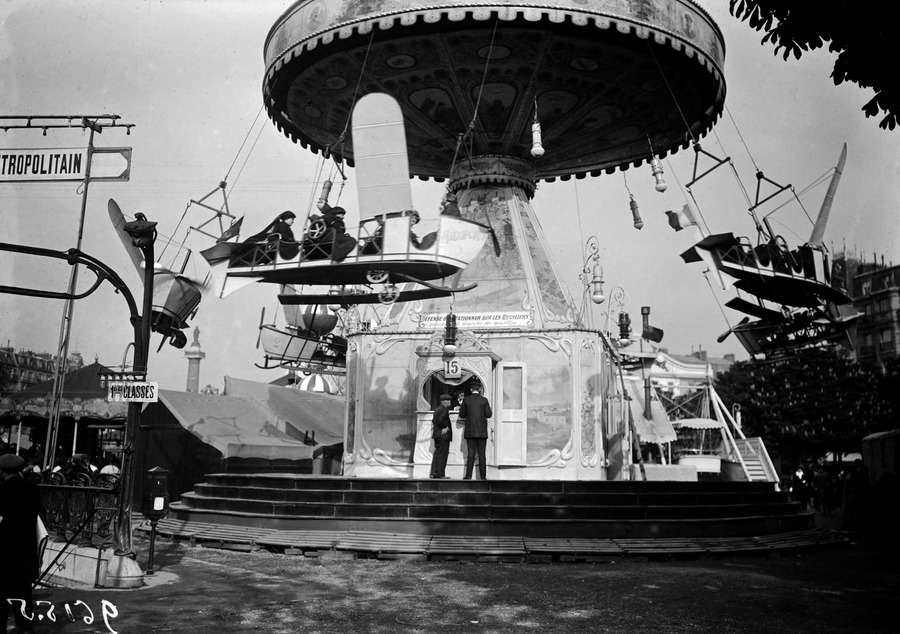 [PHOTO DU JOUR] #Photodujour
Manège à la Foire aux Pains d'Epices. Paris, 1914.
© Maurice-Louis Branger / Roger-Viollet