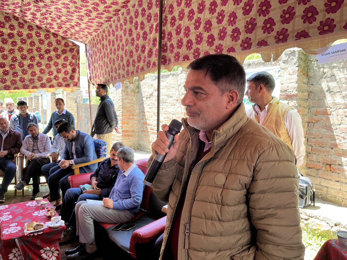 Nazir__Khan's tweet photo. Addressed the inaugural session of three days ‘Kissan Samparak Abhiyan’ at  Aripanthan 

Stressed upon realising the power of working in unison in order to achieve the targets of Holistic Agriculture Development Programme 

ADDC Budgam &amp; other senior officers were also present https://t.co/YSXZaCOsvf