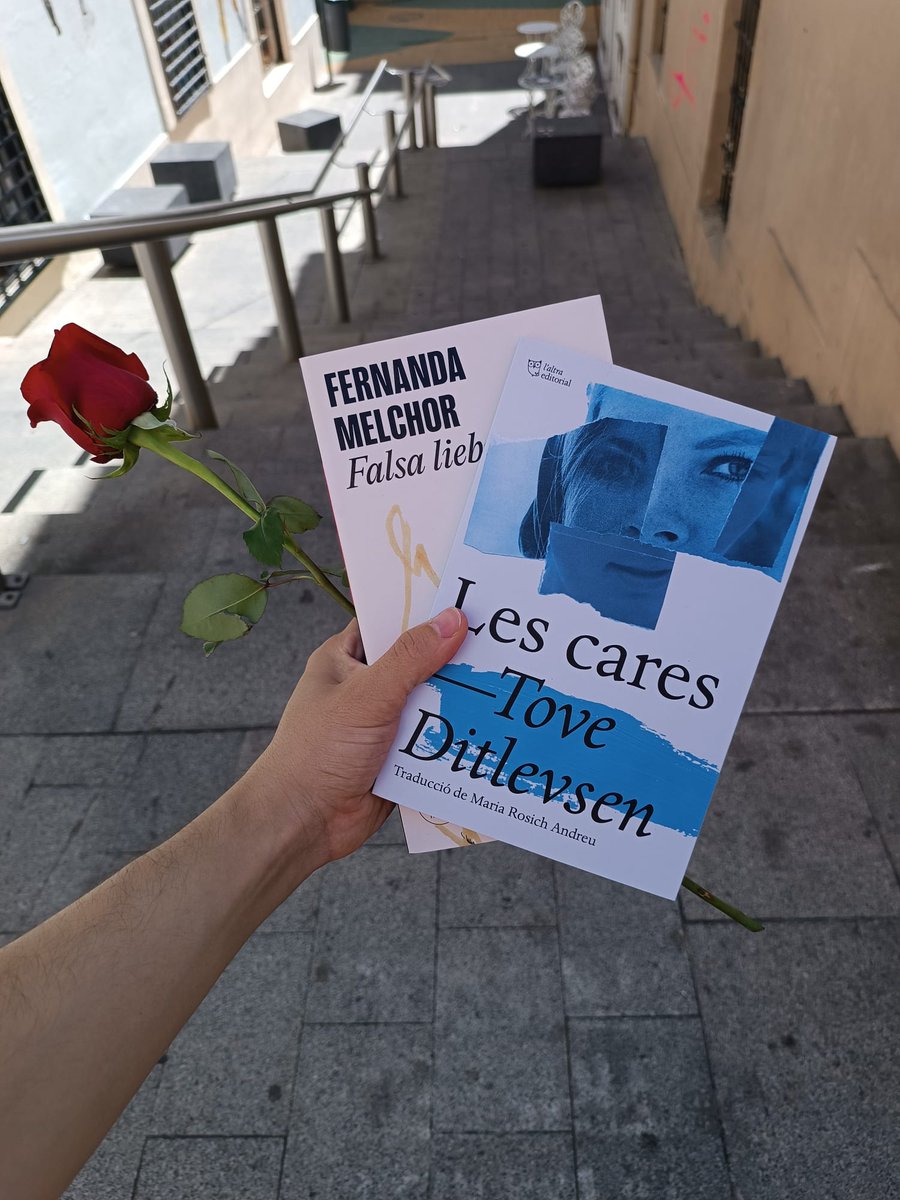 jjaviercf7's tweet photo. Mi compra de ayer en @Lib80mundos 😍🌹📚 https://t.co/vtzxuy0XTU