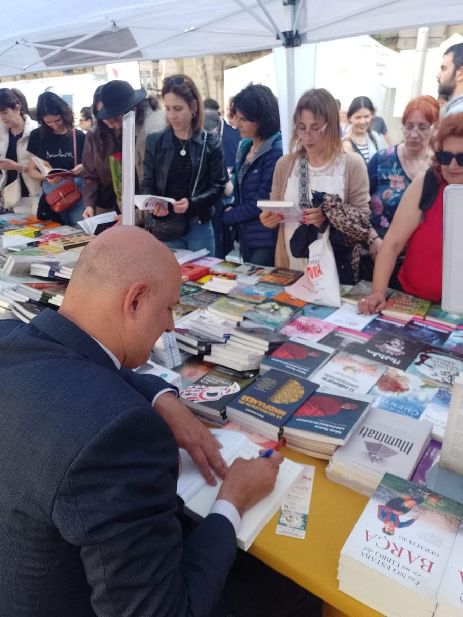 La carrossa torna a ser una carbassa, els cavalls ratolins i a veure com m'ho faig per ficar-me una sabata de vidre en un peu del 48.
Un any més gaudint de Sant Jordi, però un any diferent, pujant un petit esglaó.