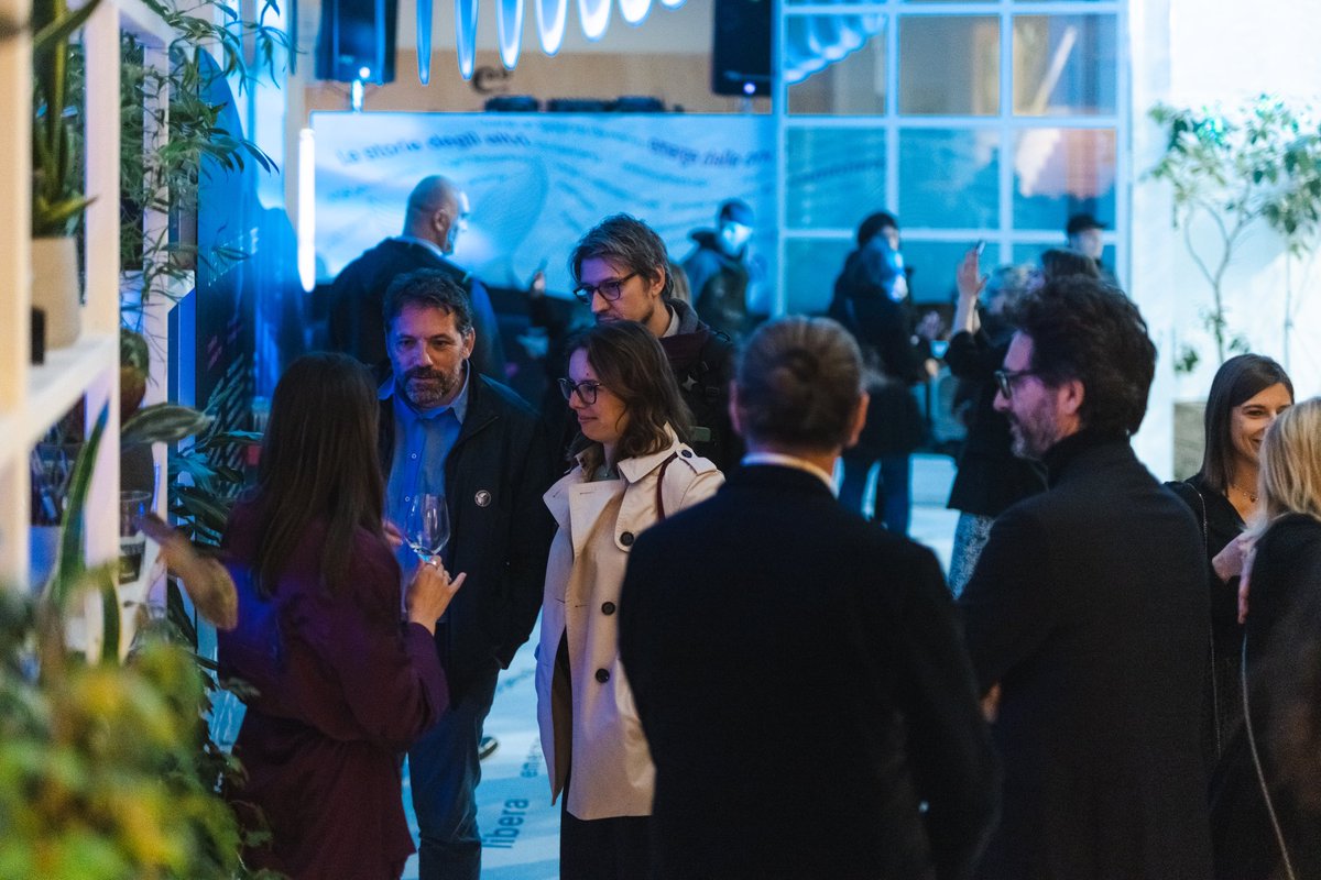 eone_abitare's tweet photo. Cala il sipario sulla #MilanoDesignWeek2023, che con il suo #Salone e il suo #Fuorisalone ha portato in città una creatività travolgente.

📸 Eccoci al Fuorisalone Party di @lombardini22 

#MilanoDesignWeek #Milano #DesignWeek https://t.co/8Q5az5Ng8s