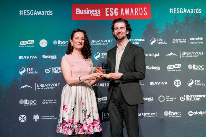 Winners announced at Business &amp; Finance ESG Awards 2023

<a href="/refurbed/">refurbed</a> received the ESG Innovation Award, sponsored by Gas Networks Ireland. The award was presented by Gráinne O’Reilly, Social Sustainability Manager of <a href="/GasNetIrl/">Gas Networks Ireland</a>

Read More: hubs.ly/Q01Mlzgl0