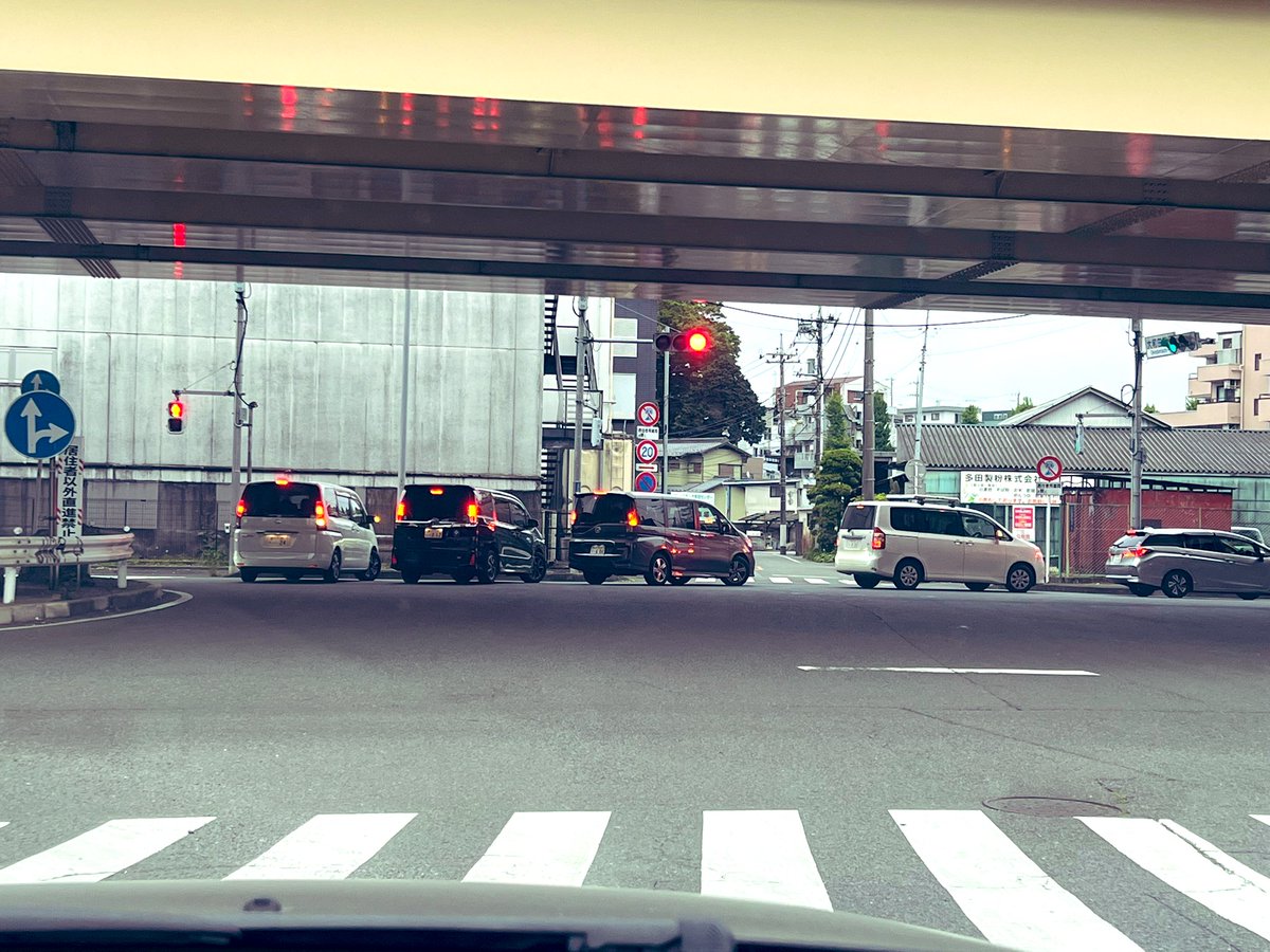 そこまでして右に曲がりたいのかね。