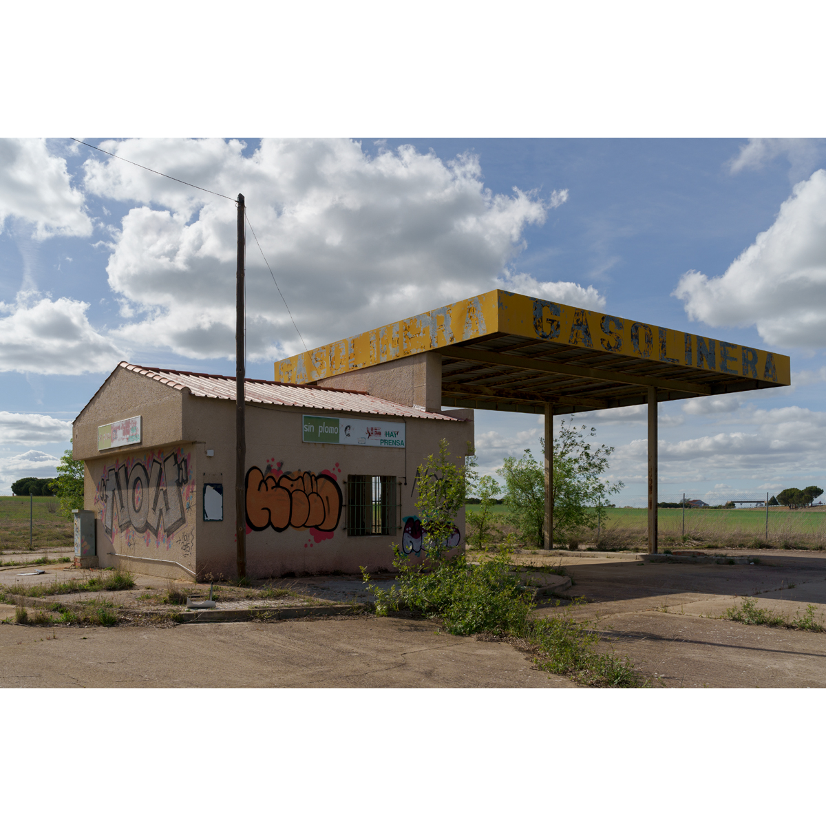 Gasolinera/tienda abandonada. 
#newtopography  #urbanminimal #urbanlandscape #urbanphotography #street  #streetphotography #minimalzine #banalography #newtopographics  #subjectivelyobjective #documentingspace #urbanphotography  #urbanlandscape #documentaryphotography #documentary